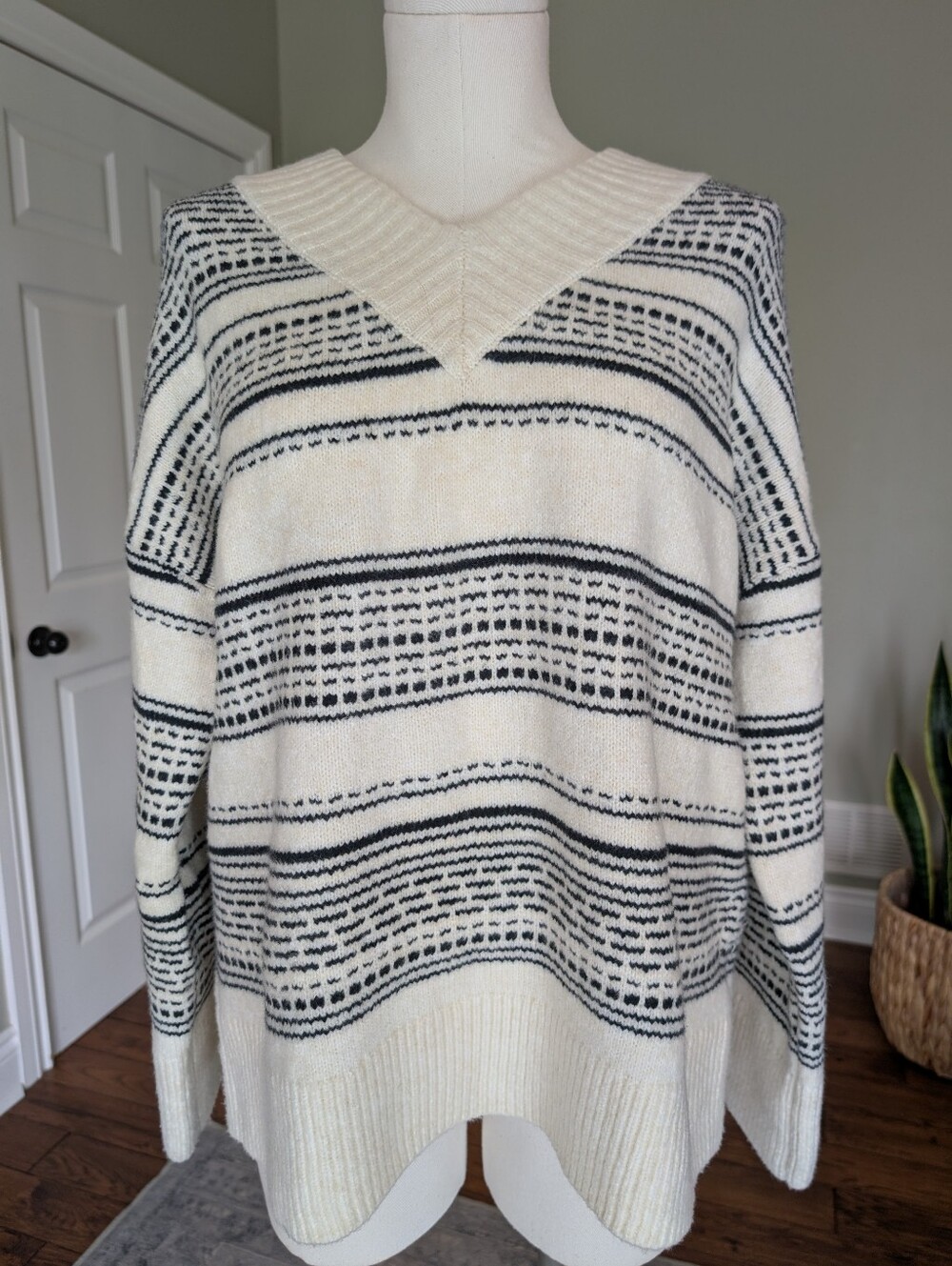 Abercrombie & Fitch V Neck Sweater Cream Black Striped Cozy Preppy M